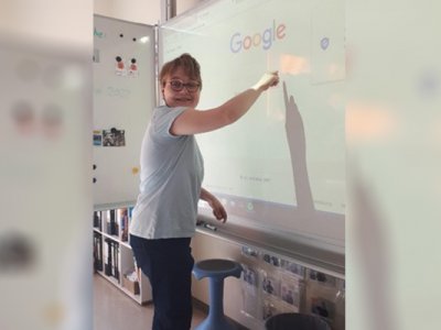 Johanna arbeitet gerne am Smartboard in ihrer Schule.