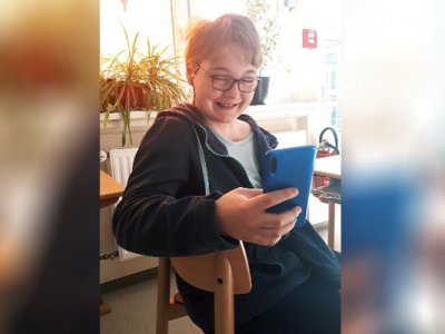 Johanna mag es, mit ihrem Smartphone ins Internet zu gehen.