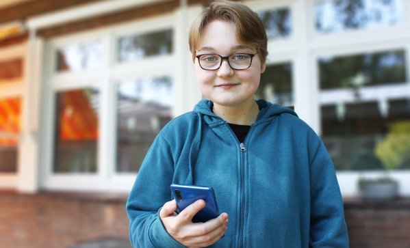 Johanna mit ihrem Smartphone