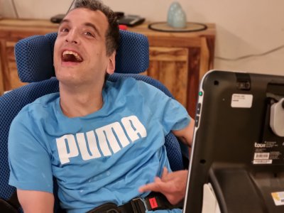 Mit meinen Augen bediene ich den Computer.