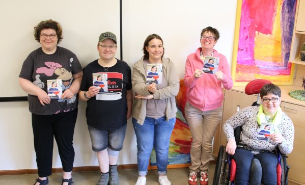 Fünf Menschen mit Behinderungen arbeiten in der Prüfgruppe von 'BESSER verstehen'